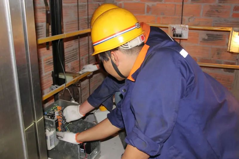 升降貨梯的噪聲如何解決_施工升降機噪音標準_用噪聲計測量電梯噪音