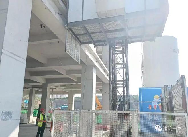 貨梯升降機安全警示如何做_貨梯升降機安全警示標牌_升降機安全警示牌