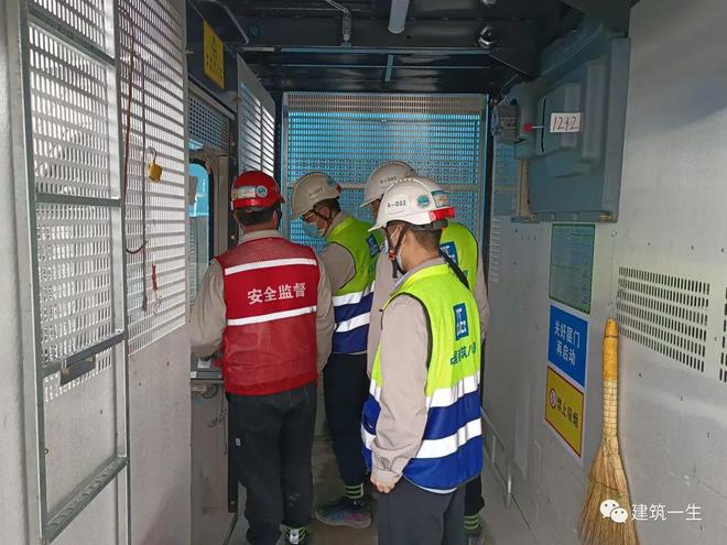 貨梯升降機安全警示如何做_升降機安全警示牌_貨梯升降機安全警示標牌